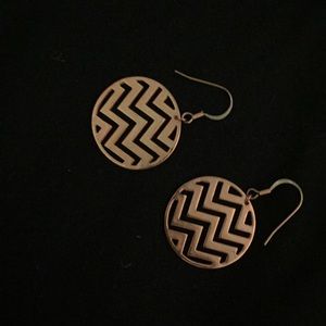 Chevron pattern circular earrings